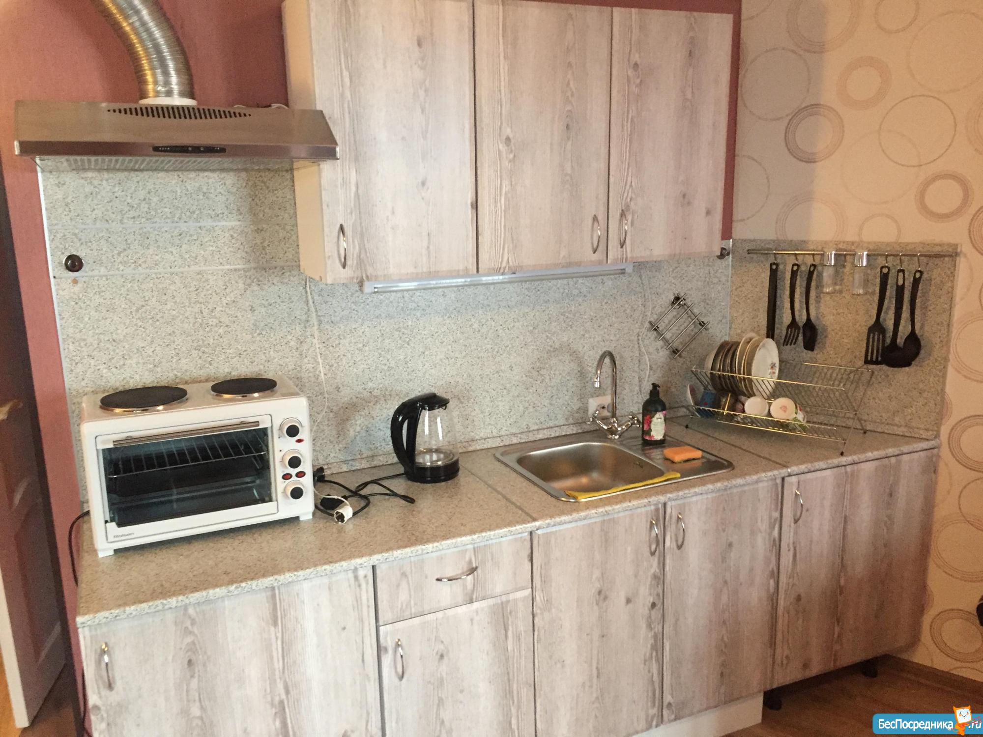 Пустая кухня без мебели. Белый кирпич в интерьере кухни. Квартира без плиты. Мини кухня для студии. Кухня в хрущевке без мебели.